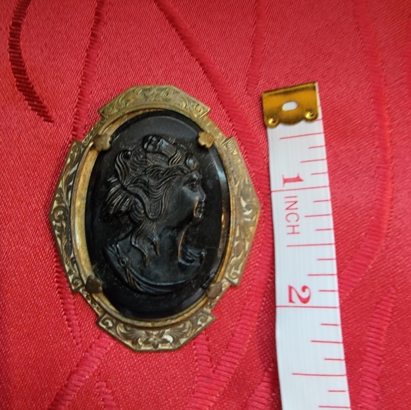 Vintage Victorian Brass Cameo Brooch - Picture 3 of 12